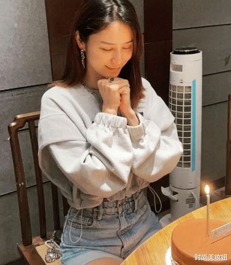 时尚美妆妞|林峰老婆张馨月很有“超模范”,穿蓝衬衫配短裤街拍,高级又洋气