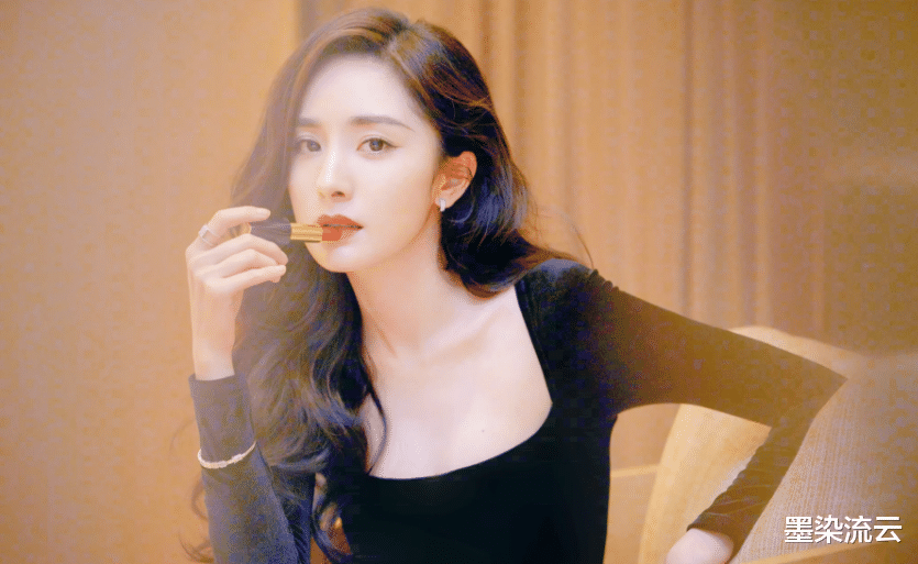 杨幂|女明星太会摆拍了，杨幂仅凭一个简易沙发和电视柜，就摆出九种姿势