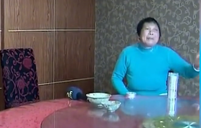 母亲虐待儿子抛弃家庭,儿子当了院长前来相认,儿子:她是个魔鬼