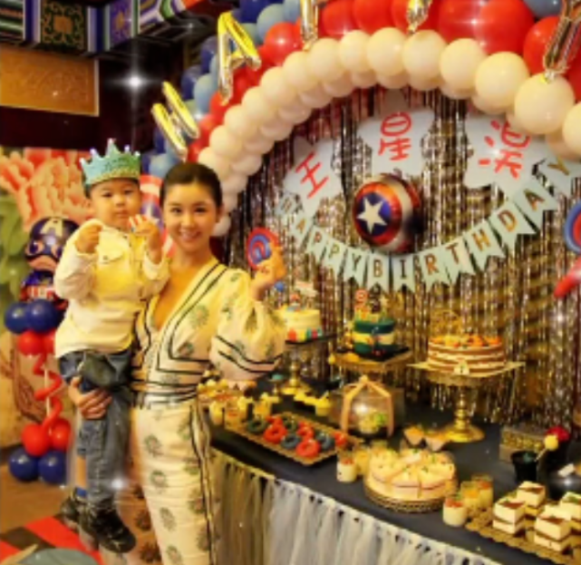 李小萌|李小萌晒全家福合照庆祝相恋15年，4岁儿子近照曝光像王雷