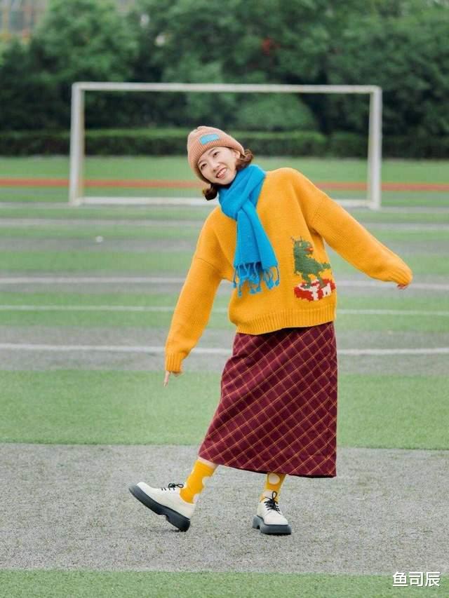 鱼司辰 秋冬季节毛衣是必备单品，搭配半身裙或牛仔裤，能提升气质又时髦