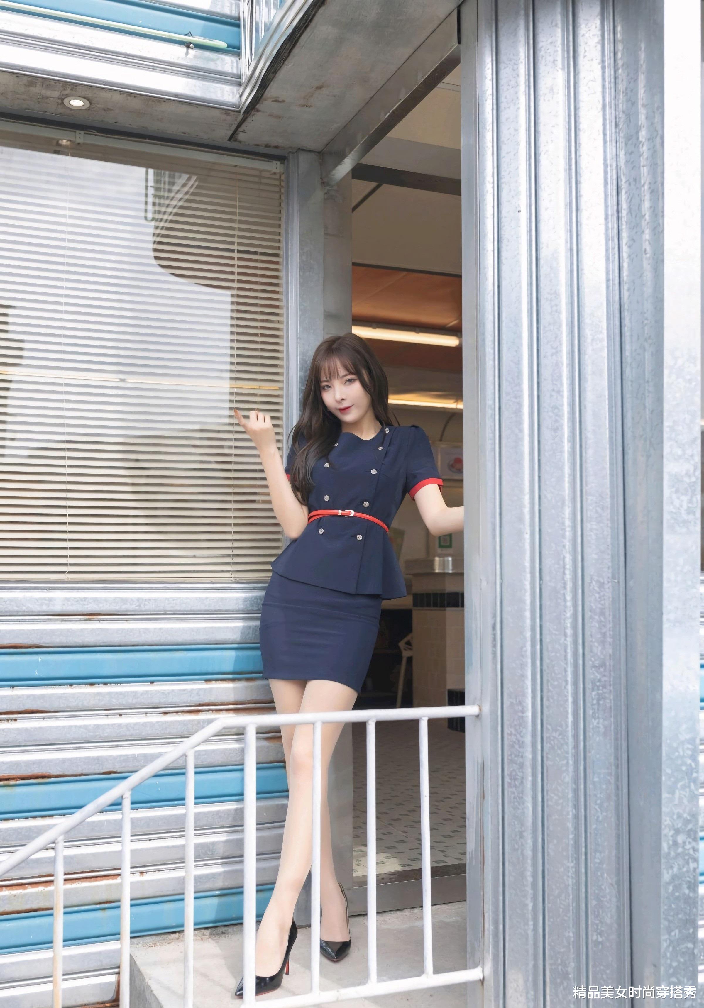 |深蓝色的西装套，可谓是经典中的经典，在职场中有着很高的出镜率