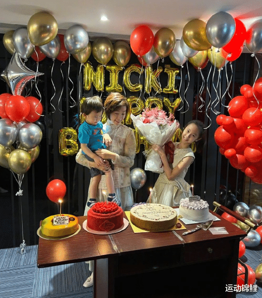 张怡宁|张怡宁庆生！60岁富豪老公低调未现身，儿女陪伴左右，4个蛋糕太醒目