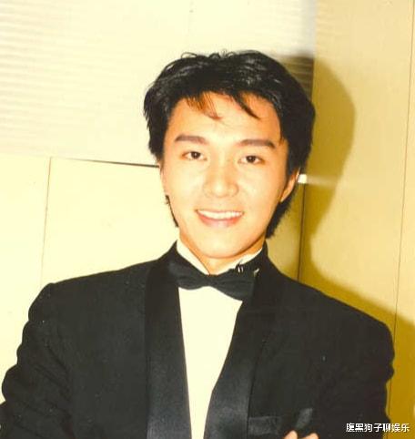 周星驰|59岁周星驰终于露面，帽子下的头发花白，双手比赞状态不错