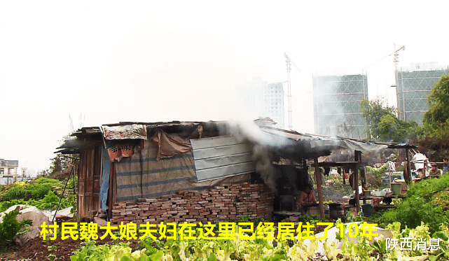 陕西消息 百万富翁住破旧棚屋！点蜡挑水艰难度日！只因拆迁10年拿不到房！