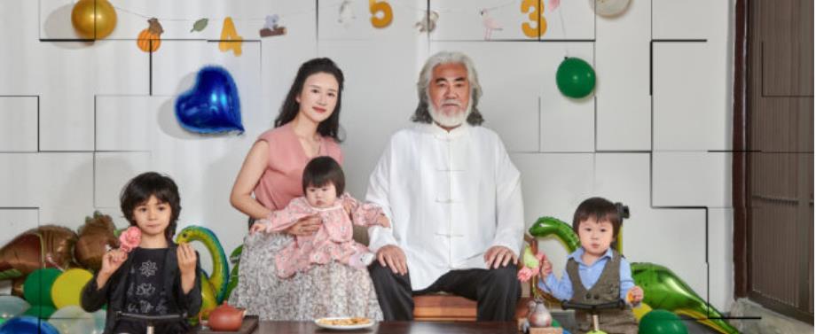 张纪中|张纪中化身工具人，任由妻子在自己脸上抹护肤品，手法粗暴引热议