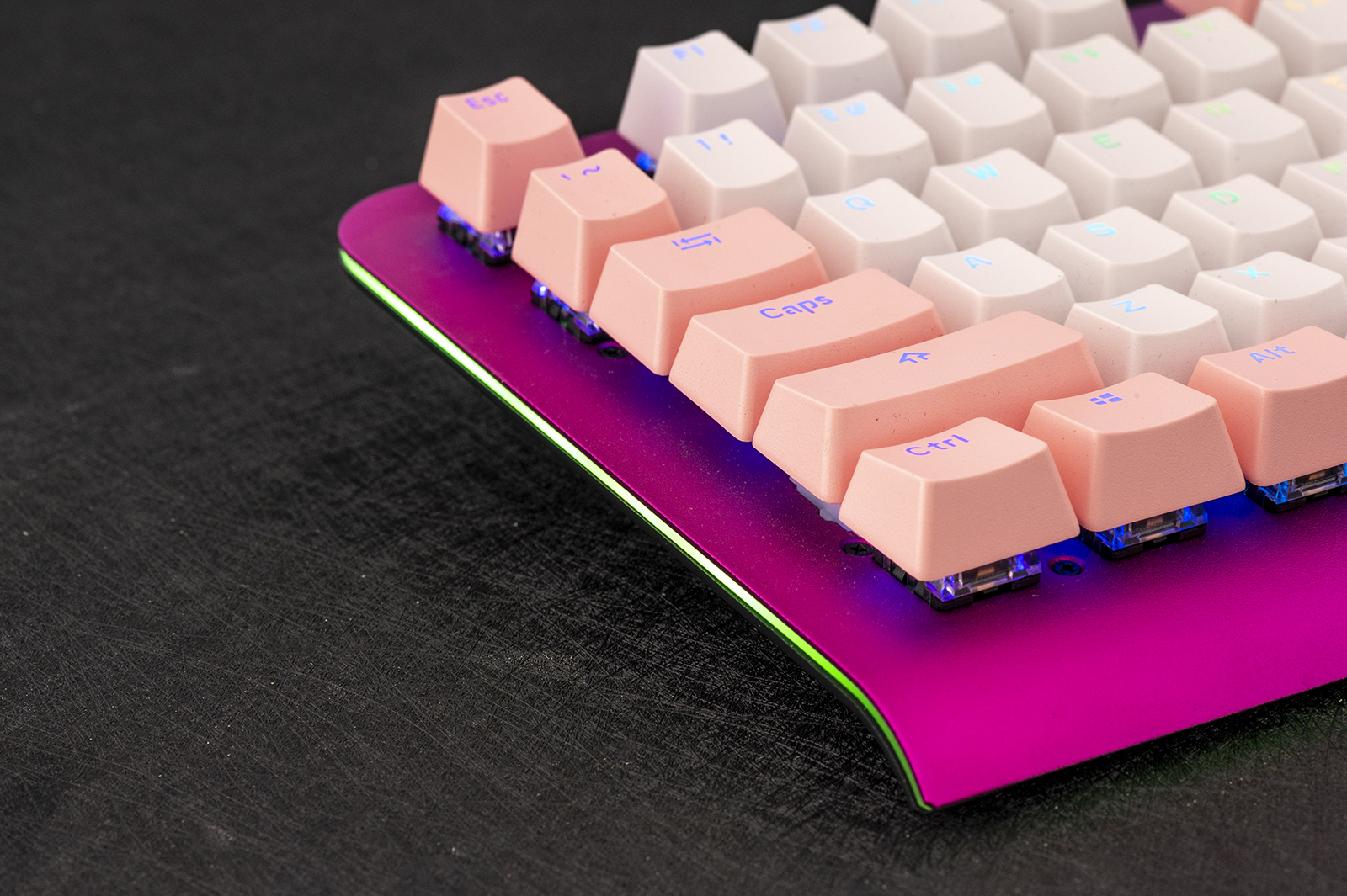 机械键盘|流行元素与手感的结合,电竞风十足,迪摩F1极光版机械键盘上手