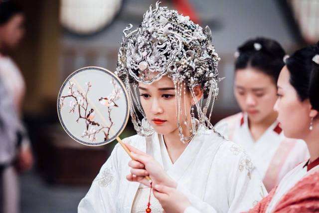 陈乔恩|景甜的红嫁衣，杨紫的黑嫁衣，陈乔恩的白嫁衣，哪一套更惊艳？