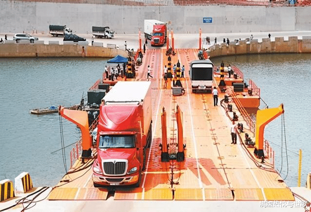 满腹热忱与世歌 越南两千多辆卡车驶向我国,满载水果以表诚意?吃货:开回去吧!