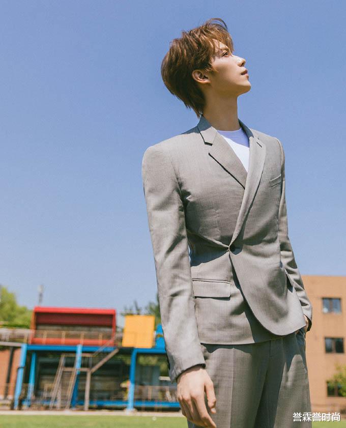 誉霖誉时尚|罗一舟穿收腰西装，粉丝直呼“精灵小王子”，仙境之旅，长腿吸睛