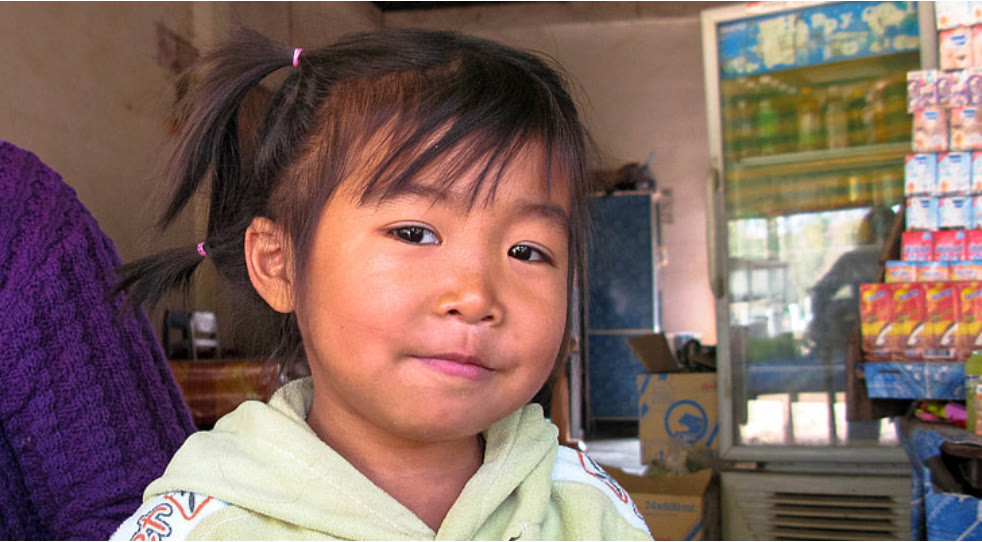 歪妈亲子故事|民工夫妇在公共厕所安家,一住就是5年,网友:考虑过孩子吗?