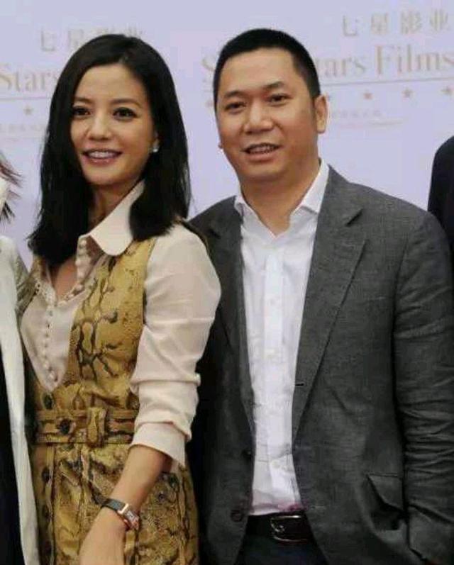 赵薇|跑路？知情人曝赵薇坐包机连夜飞往法国：停车场的车瞬间没了踪影