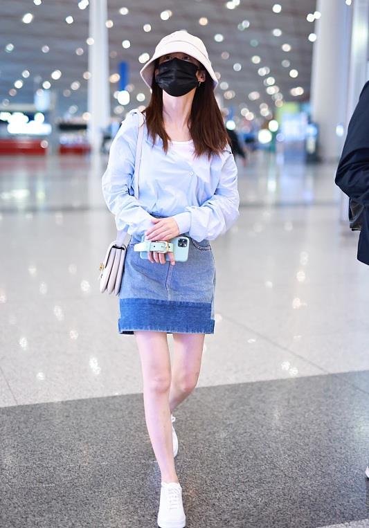 清娱吧|李沁真美,浅蓝色衬衫配牛仔短裙,清新时尚很有格调