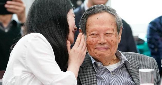 翁帆|99岁杨振宁精神饱满，45岁翁帆发福憔悴，17年婚姻，令我们深思！