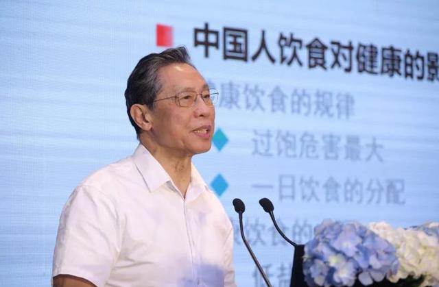 禾禾是个小姑娘|孩子比同龄人矮太多？除了遗传因素，也许家长们还忽视了这几点