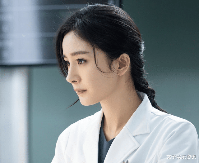 刘亦菲|15年前，有谁注意到刘亦菲身边打伞的女生，现在令人“高攀不起”