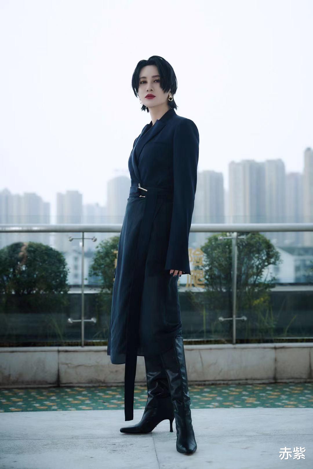 西装 西装裙到了秋天穿挺合适，学尚雯婕搭配一款高筒靴显腿长