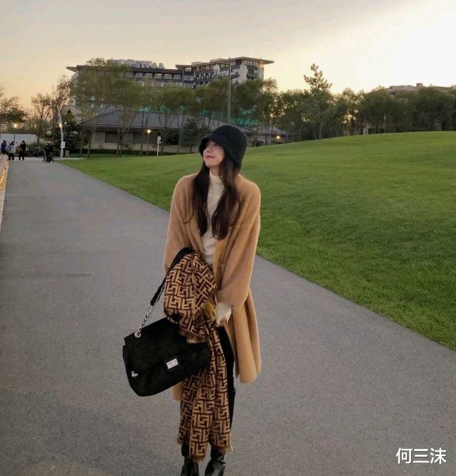 何三沫 秋冬穿搭可以选择毛茸茸的外套,会搭配的话很好看,让人难以抗拒