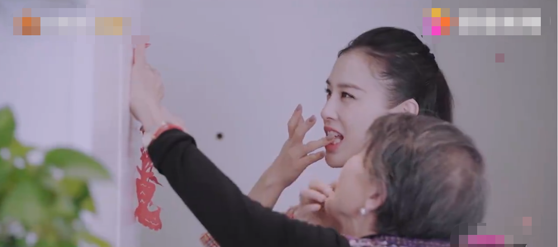 莫文蔚|黄圣依在豪宅门口掰玉米！坐小板凳打扮富贵，婆婆穿厚底鞋太时尚