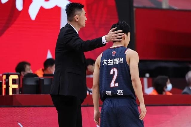 徐杰|中國籃協(xié)公布名單，徐杰身高劣勢，為何能夠碾壓眾人？