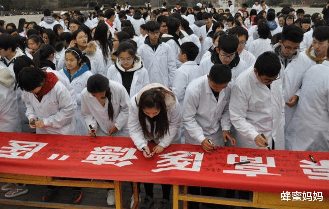 蜂蜜妈妈|“停中职、控高职”，当医学教育逐渐精英化，专科学医还有出路吗