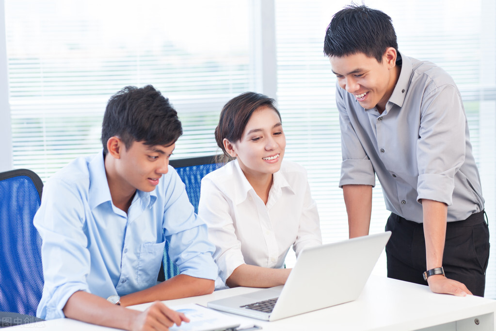 穿衣搭配|如何成为领导和同事眼中的好员工？四招教会你