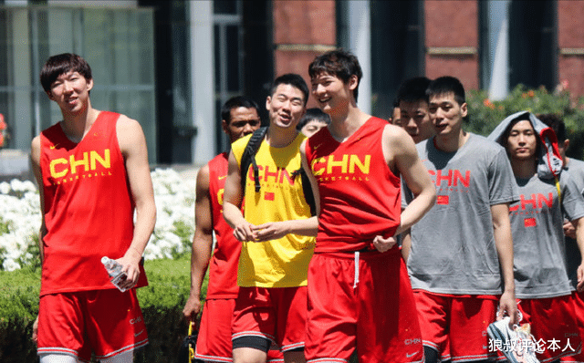 周琦|中國(guó)男籃12人！周琦成球隊(duì)老大，雙MVP無(wú)懸念，混血前鋒機(jī)會(huì)來(lái)了