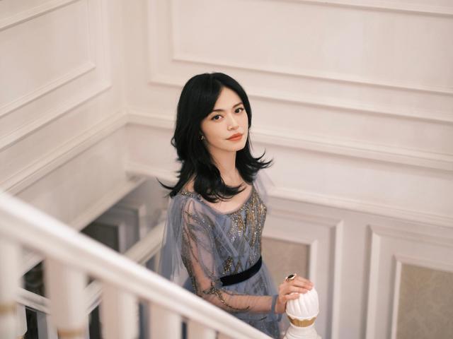 旗袍公馆 姚晨阿姨的年纪还有女友身材，穿薄纱裙优雅又减龄，比例是真的好