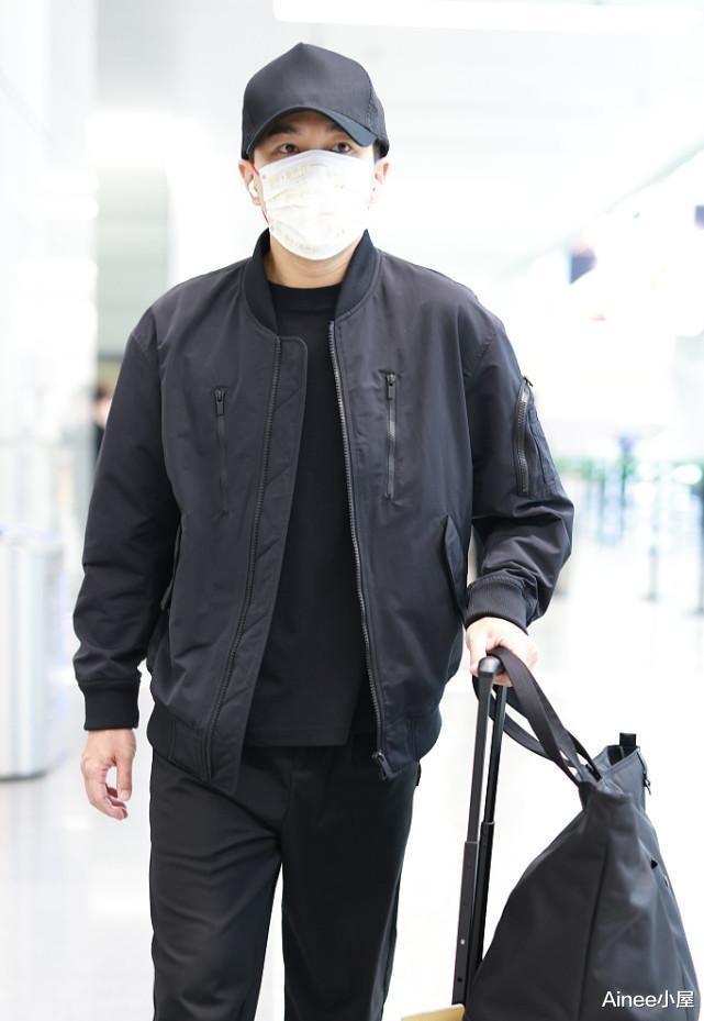 刘恺威|刘恺威有大叔的样子了，棉服套卫衣挺温暖的，看不出明星架子