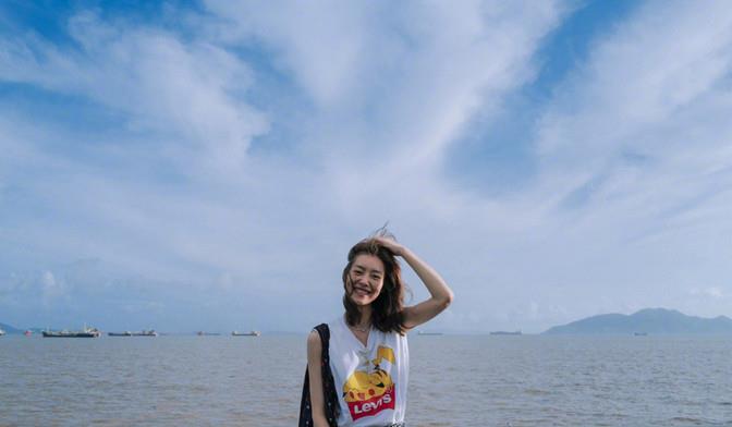 方脸妹说时尚|刘雯近照快瘦成麻杆,穿睡裙走机场好惊艳,喇叭裤填不满目测80斤