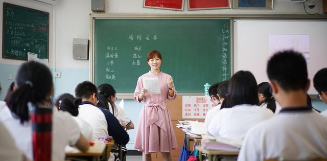 大学生|大学生漂泊横店，当群演吃盒饭，网友不解：怎么不找一个正经工作