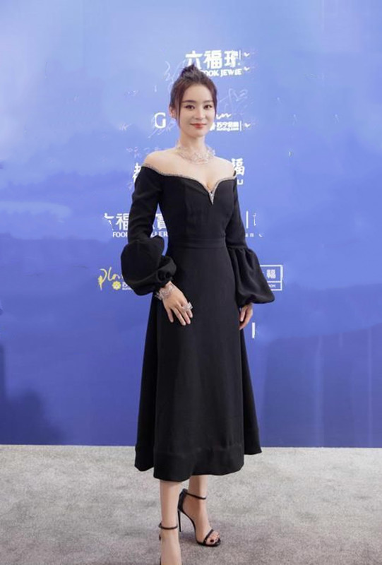袁姗姗|袁姗姗又赢在了“马甲线”，红毯上穿黑裙蛮腰抢镜，腿粗也没减分