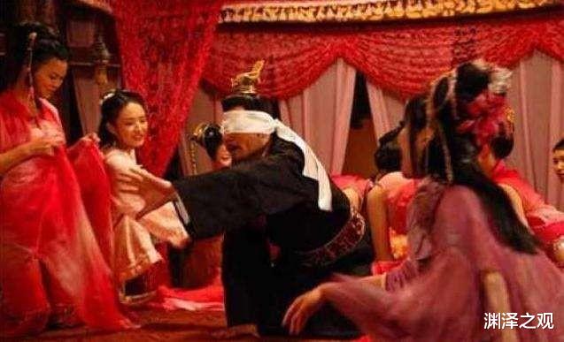 |旧社会的暗窑老鸨有多可恨？不仅欺负姑娘，还常偷潜入房间敲地砖