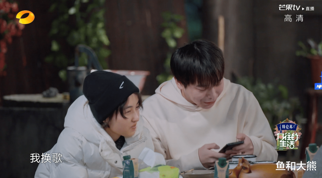 杨紫|杨紫也学会了客套！自称看过《向往》频翻车，黄磊彭昱畅表情抢镜