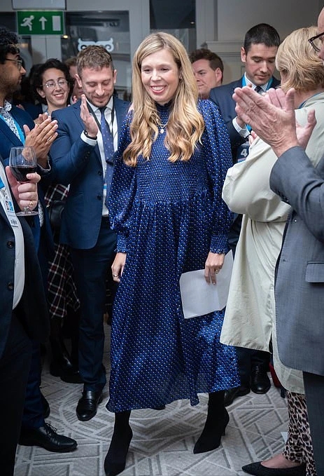 二胎|英国第一夫人生二胎女儿啦！红裙配黑大衣亮相，57岁鲍里斯再当爸