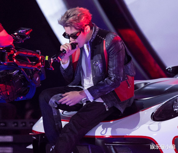 吴亦凡|吴亦凡厂牌新歌首唱，直接把赛车搬到了舞台，演出状态不受风波影响