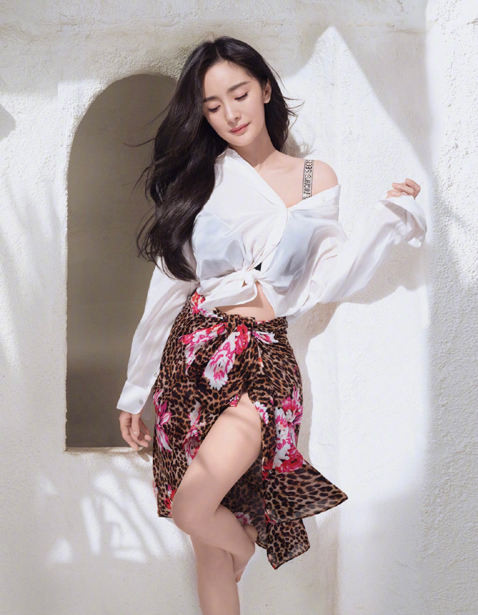混搭时尚Anna|40岁伊万卡穿吊带裙优雅高贵，130斤尽显凹凸感，看完不想减肥了