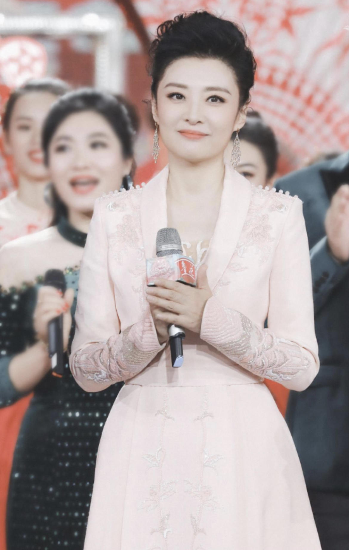 何有强|周涛真是“主持界翘楚”，一袭深蓝色流苏礼服端庄优雅，气质惊艳