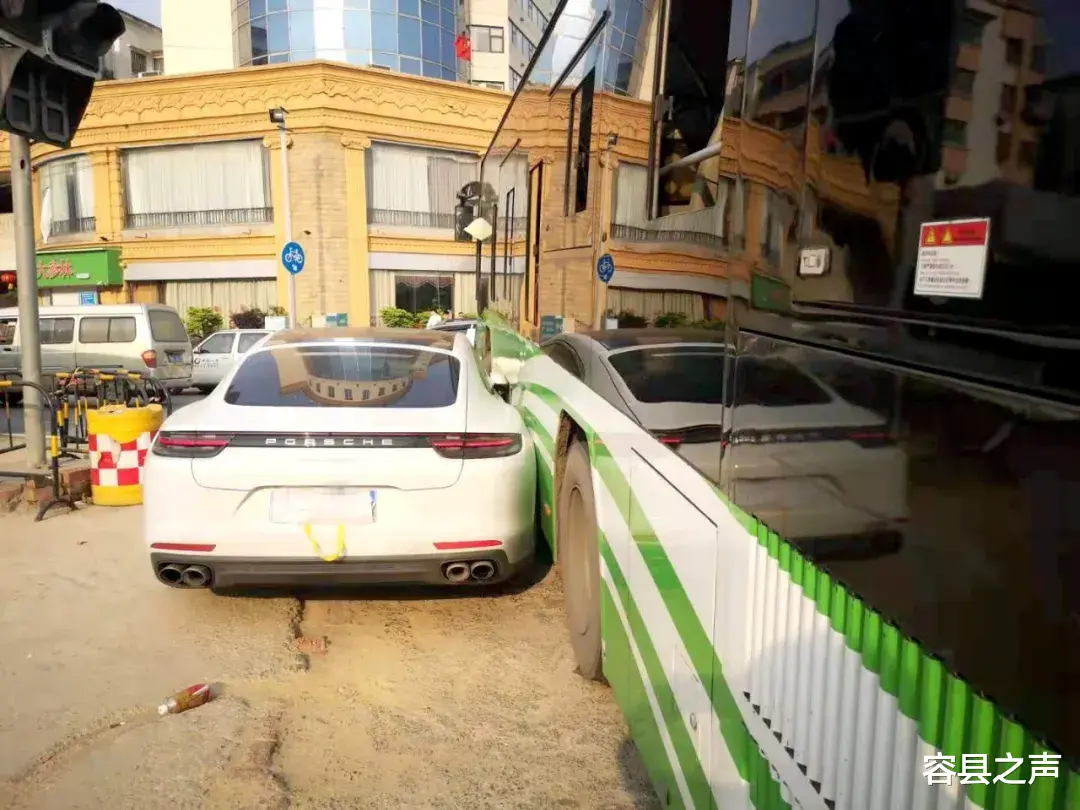 容县之声 广西保时捷与公交车“狭路相逢”  网友：公交车被迫“起飞”！