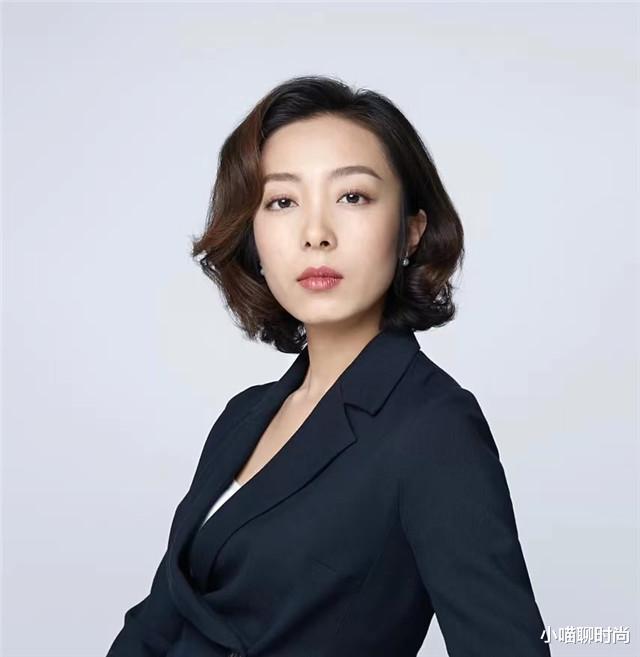 发型|40岁女人尽量别留长发、烫小卷，今年这4种发型正火，减龄特洋气