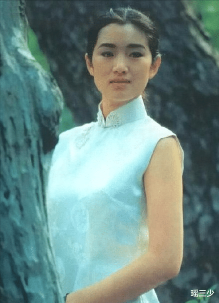 王小海|巩俐20岁泳装照曝光，素颜出镜犹显青涩，紧身泳衣更显凹凸身形