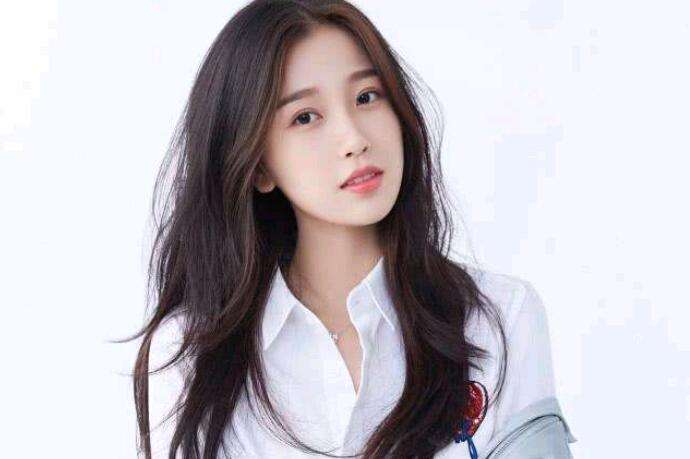 虞书欣|虞书欣红色露背泳装照上热搜，为何惨被骂