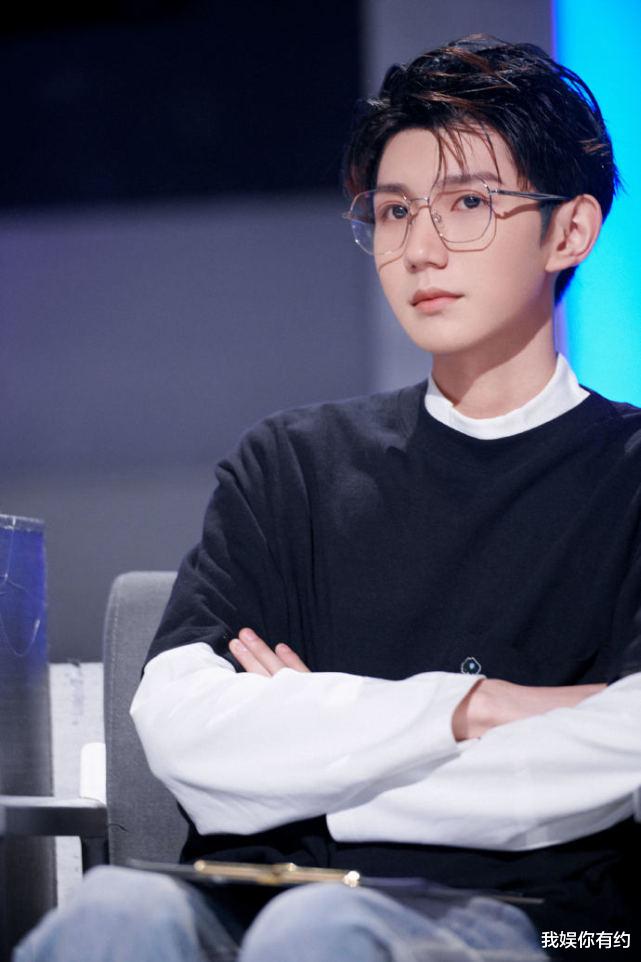 郭碧婷|王源录制节目换新造型，大方尝试轻熟男画风，“眼镜”成点睛之笔