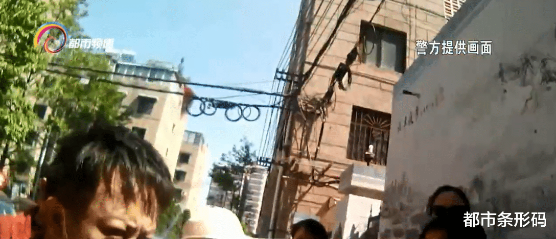 都市条形码 老人路边摔倒 警民接力救援