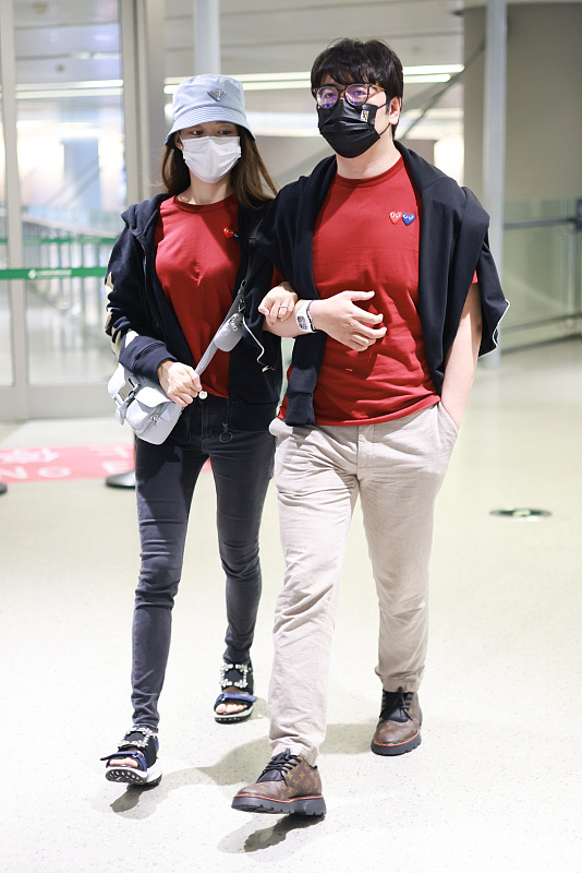 生活赋予情感|郎朗的老婆吉娜也太幼稚了，都生了孩子了，也要和老公穿情侣装