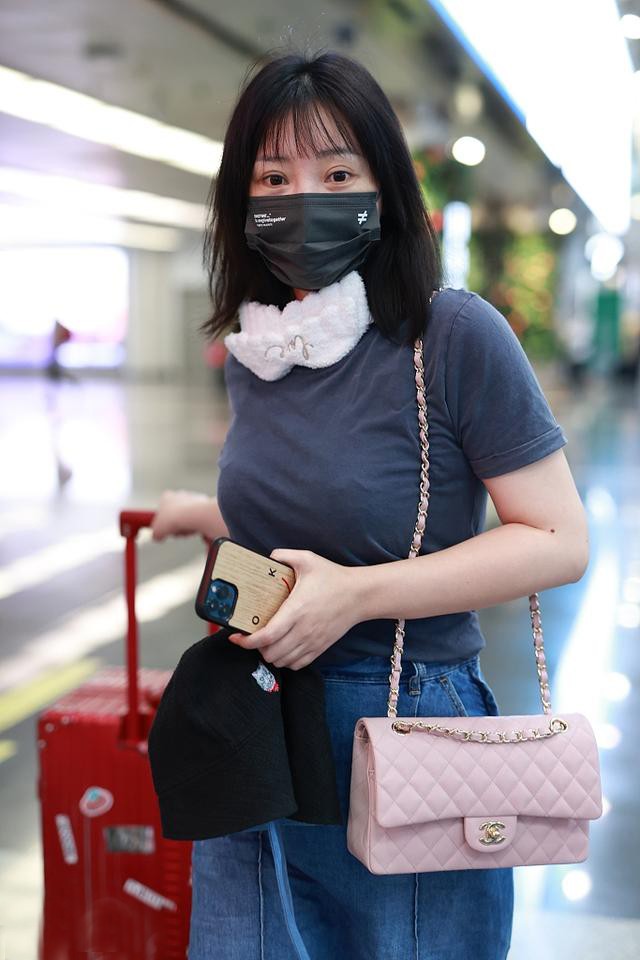 柳岩|柳岩近照显憔悴，T恤+牛仔裙时髦接地气，“曲线身材”依旧在线