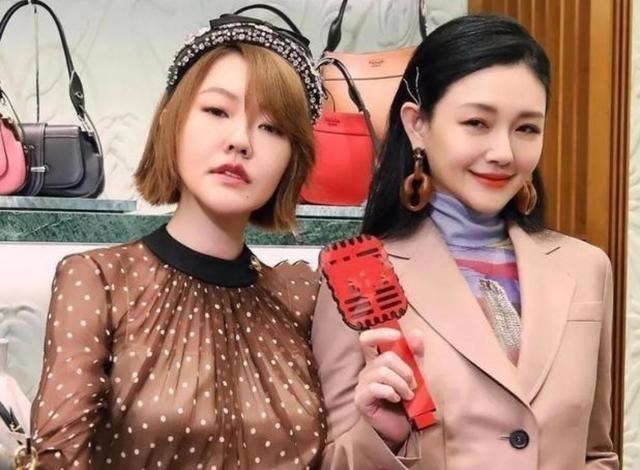 聚焦 大S瘦身后自信全回,剪齐刘海搭配黑色大衣,气质感完全不输当年