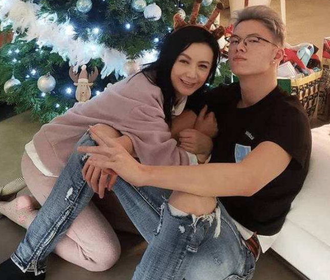 |56岁曾华倩素颜逛街被拍！面容憔悴头发油腻，头顶秃掉一大块