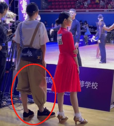 陈亚男|37岁文章现身乡间认不出!脸部浮肿皮肤黝黑,戴大金链子显富贵