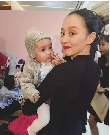 释小龙|她曾因“太漂亮”迷倒释小龙，后嫁黑人生子，模样却一言难尽！